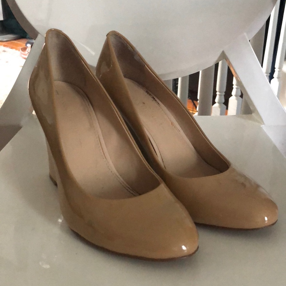 Banana Republic nude paten leather wedges